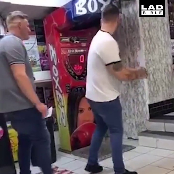 Une belle compilation de coups de poing et pieds ratés à la fête foraine