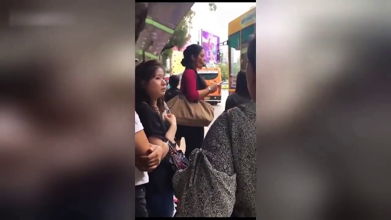 Une femme utilise un drôle d'objet de fitness pour la bouche