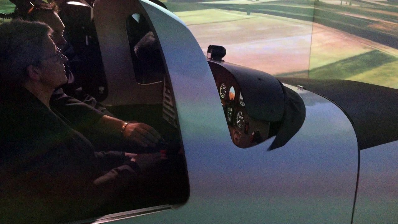 Geneviève Darrieussecq teste le simulateur de la BA709