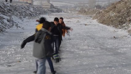 Ağrılı Çocuklar Soğuk Havayı Eğlenceye Dönüştürdü