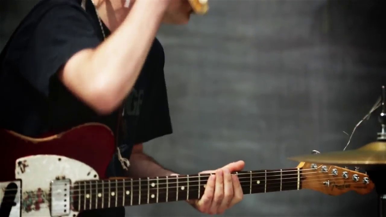 Ce génie joue de la guitare et batterie en même temps !