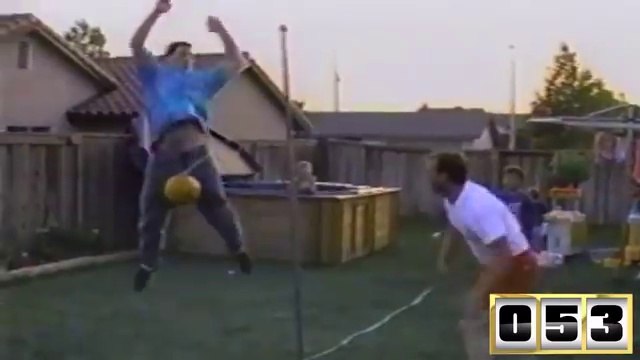 600 coups différents entre les jambes... Compilation douloureuse !!!