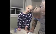 Ce papa se rase la tête en solidarité avec sa fille malade !