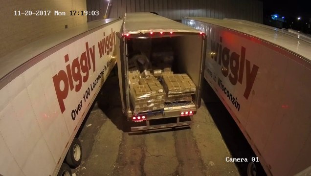 Ce camion rentre dans tous les autres pour se garer correctement !