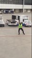 Sur le tarmac d'un aéroport ce contrôleur danse en guidant les avions !