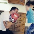 Il met son fils de 5 ans KO sans faire exprès avec des gants de boxe !