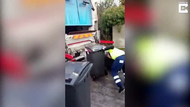 Sur le verglas cet éboueur galère à ramener les poubelles au camion !