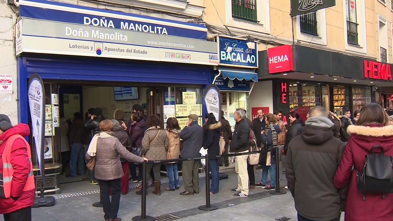 Largas colas en los últimos días para comprar décimos de lotería