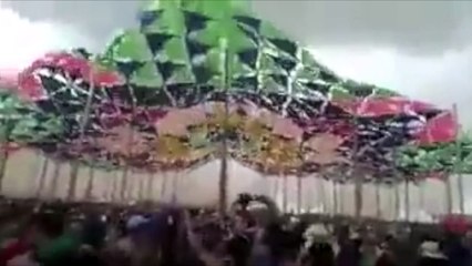 El drama en la fiesta: DJ muere tras desplomarse el escenario