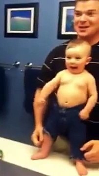 Babasını taklit eden Bebek