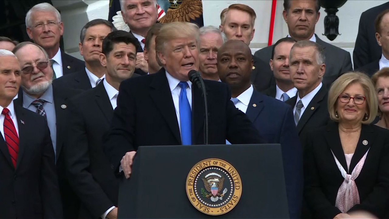 Promesse tenue: Trump célèbre l'adoption de la baisse des impôts