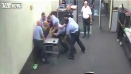 Cet avocat se fait casser l'épaule par des policiers en entrant dans le commissariat