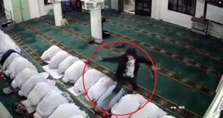 Kamera Anbean Kaydetti! Hırsız, Namaz Kılan Kadınların Üzerinden Atlayıp Çanta Çaldı