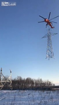Voilà comment sont installés les pylônes haute tension... Impressionnant