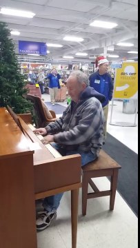 Cet homme joue sur un piano offert à ce magasin