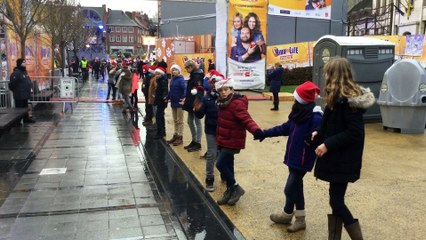 Chaîne humaine au profit de Viva For Life à Nivelles