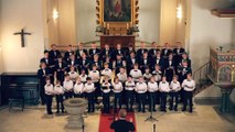 Une chorale s’amuse à chanter en ayant mangé un piment qui arrache 166 fois plus que le Tabasco…