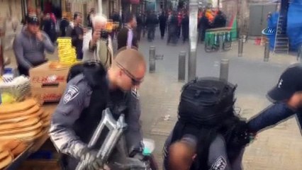 - İsrail Güçleri, Filistinli Bacağı Kırık Genci Yaka Paça Götürdü