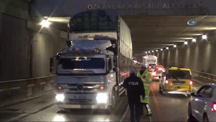 Alt Geçitte Sıkışan Kamyon Trafiği Felç Etti