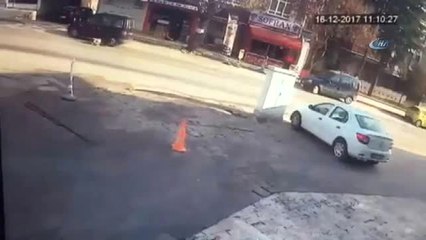Yolun Karşısına Geçmeye Çalışan Kıza Araba Çarptı... Kaza Anı Kamerada