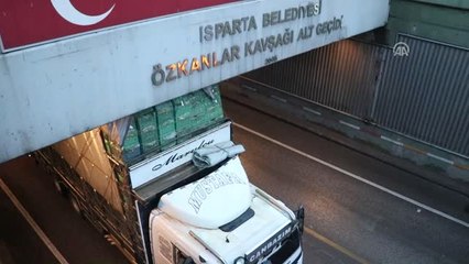 Sebze Yüklü Kamyon Alt Geçide Sıkıştı
