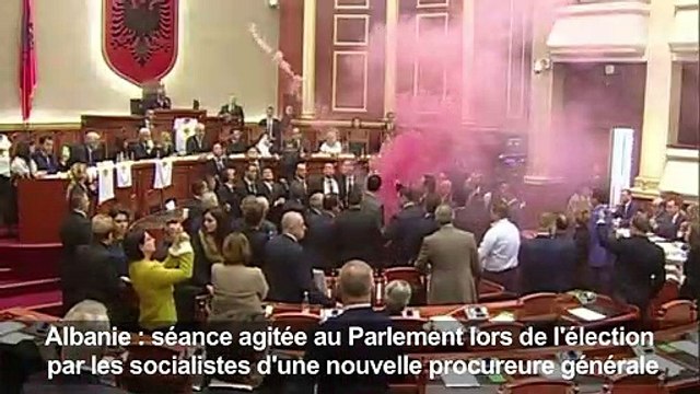Albanie: l'opposition jette des fumigènes au Parlement