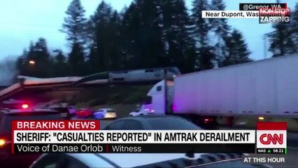 Etats-Unis : un train déraille et écrase des voitures (vidéo)