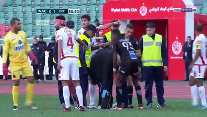 طرد لاعب اتحاد طنجة بعد أن قام باعادة المستلزمات الطبية التي أخرجها النقاش