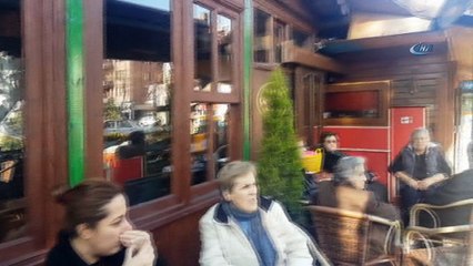 Çaya yaptığı 25 kuruşluk zam için müşterilerinden özür diledi