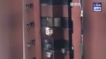 Regardez ou il se cache pour echapper au mari de sa maitresse... Chaud