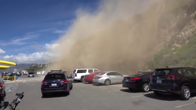 Il filme la chute d'un rocher énorme à Malibu... Glissement de terrain impressionnant