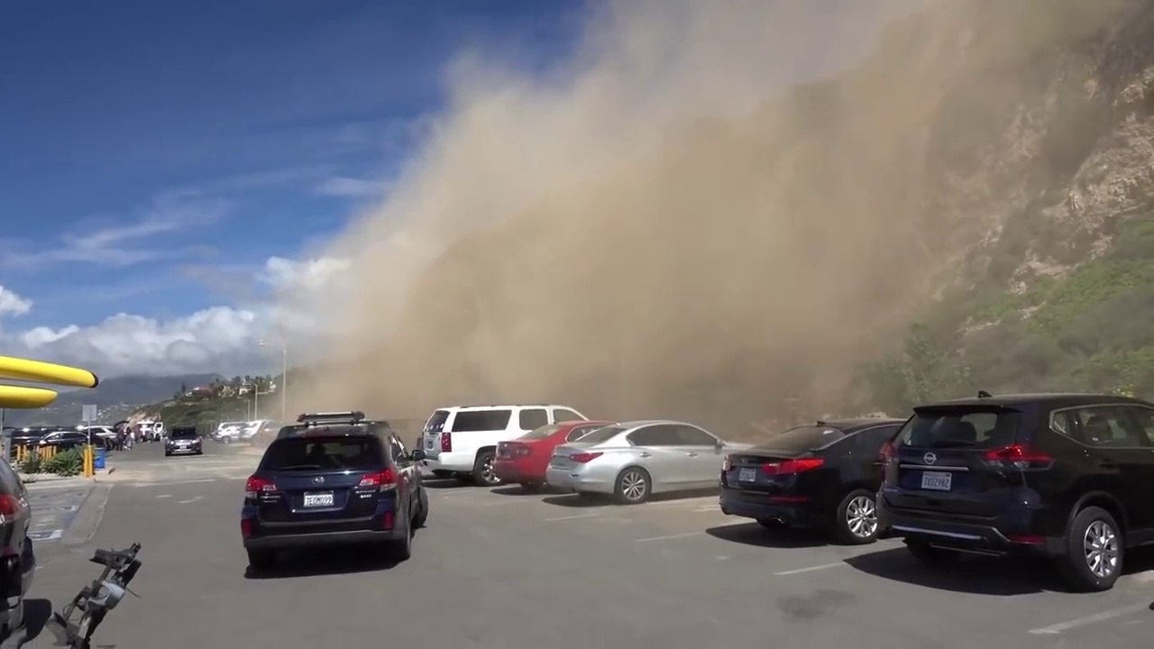 Il filme la chute d'un rocher énorme à Malibu... Glissement de terrain impressionnant