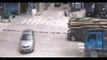 Cet automobiliste va disparaitre sous la cargaison d'un camion transportant des bambous