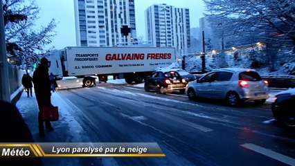 Lyon paralysé par la neige
