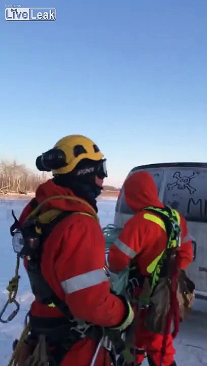 Voilà comment sont installés les pylônes haute tension... Impressionnant
