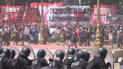 Violencia fuera de Congreso argentino se recrudece durante pleno de pensiones