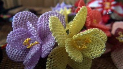 Tek eliyle yaptığı el işleri göz dolduruyor