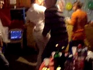 Les mecs danse sur fatal bazooka
