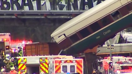 美 탈선 열차, 도로 덮쳐...6명 사망·수십 명 부상 / YTN