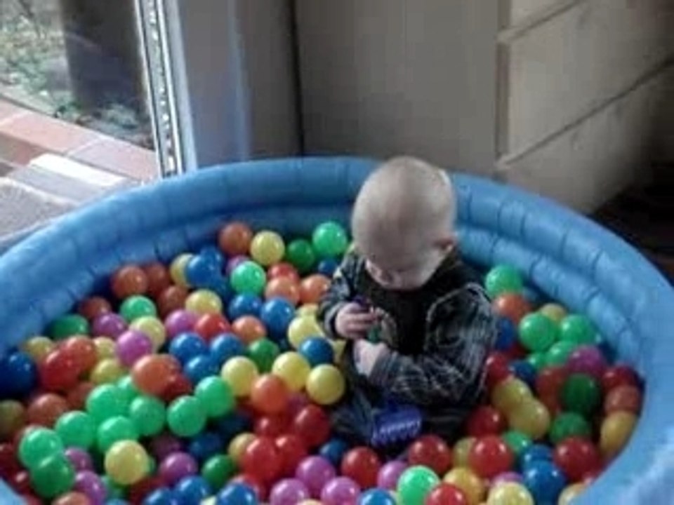 Max im Bällebad