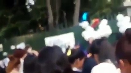 Fan quốc tế hát REPLAY trong nước mắt đưa tiễn Jonghyun trong lễ tang