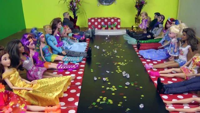 FASHION show. ELSA slips and falls ! Anna & Rapunzel. Beautiful, sparkling dresses, music and fun!