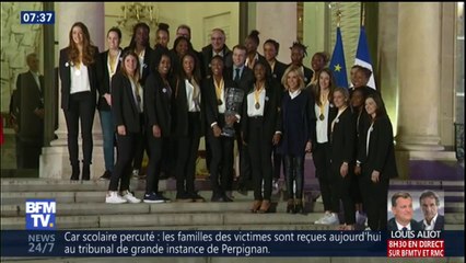 À l'Élysée, Macron salue "l'exploit inédit" des handballeuses françaises, championnes du monde