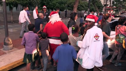 “¡Danos comida!", gritan a Santa Claus en las calles de Caracas