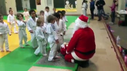 Quand le Père Noël vient nous rendre visite au Judo, c'est la fête ......