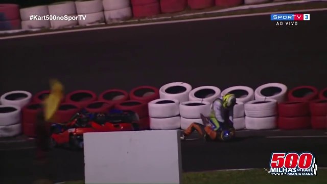 2 pilotes de karting se mettent sur la gueule en pleine course...