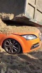 Cette débile se retrouve piégée dans le sable avec sa voiture
