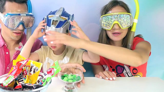 ЧЕЛЛЕНДЖ ММДЕМС. M&Ms CHALLENGE. Угадываем вкус и цвет с закрытыми глазами.