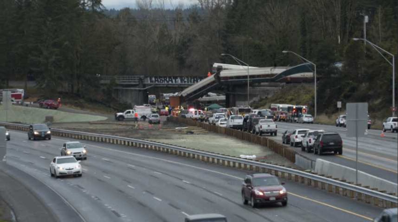 Etats-Unis : 3 morts dans la chute d'un train sur une autoroute