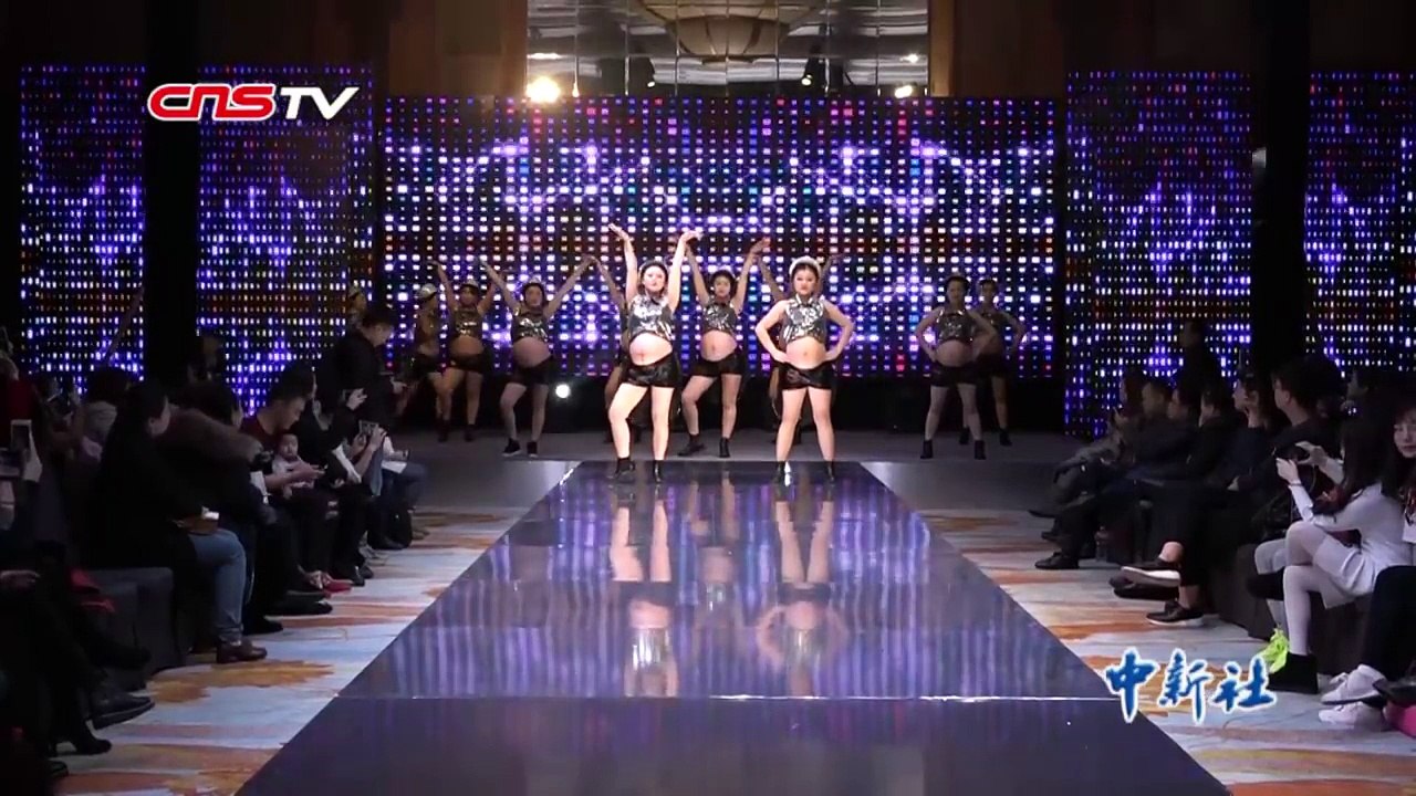 大肚孕妇台上露肚皮走秀表演她们想干嘛 _ Pregnant women fashion show, China-AfaHLvrZ57Q